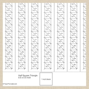 K&ouml;nnte beinhalten: Detaillierte Diagramm f&uuml;r einen Half-Square-Triangle-Quiltblock, mit einem Raster aus Dreiecken, die mit Buchstaben und Zahlen beschriftet sind. Der Text gibt an, dass die Blockgr&ouml;&szlig;e 2,5 cm und die Half-Square-Triangles 1,3 x 1,3 cm gro&szlig; sind.