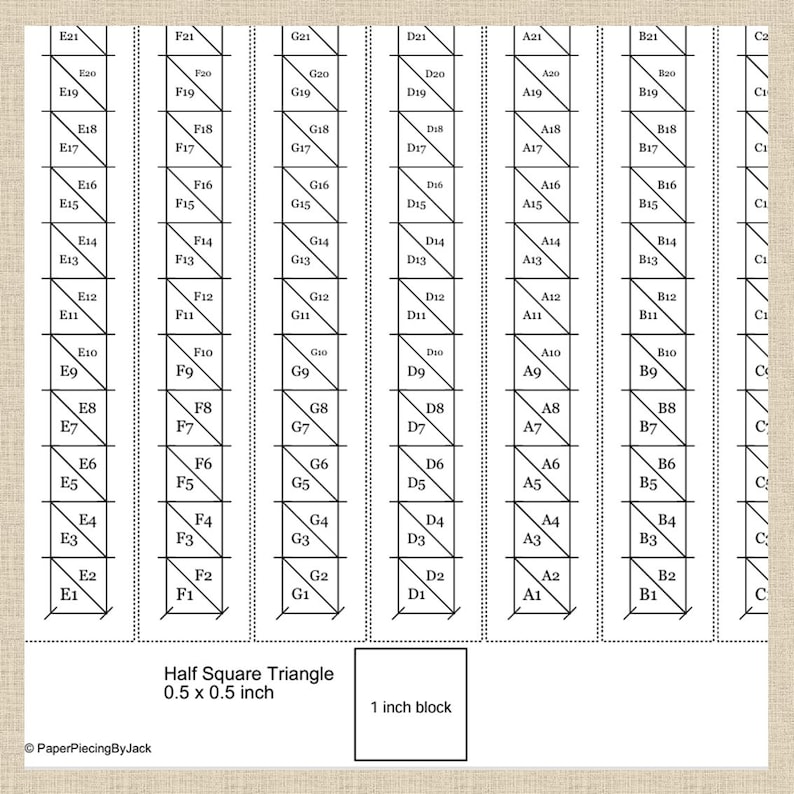 K&ouml;nnte beinhalten: Detaillierte Diagramm f&uuml;r einen Half-Square-Triangle-Quiltblock, mit einem Raster aus Dreiecken, die mit Buchstaben und Zahlen beschriftet sind. Der Text gibt an, dass die Blockgr&ouml;&szlig;e 2,5 cm und die Half-Square-Triangles 1,3 x 1,3 cm gro&szlig; sind.