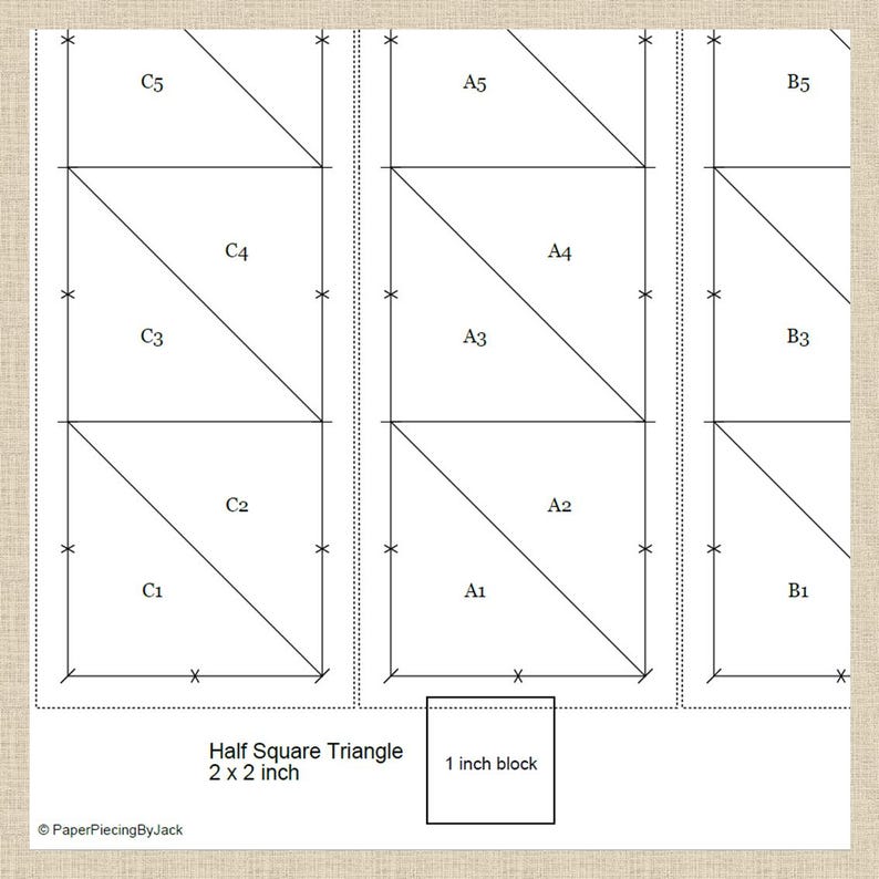 K&ouml;nnte beinhalten: Ein wei&szlig;es Papier mit einem Raster aus schwarzen Linien und Dreiecken, beschriftet mit A1-A5, B1-B5 und C1-C5. Der Text "Half Square Triangle 2 x 2 inch" und "1 inch block" ist ebenfalls vorhanden. Das Bild ist f&uuml;r das Quilten.