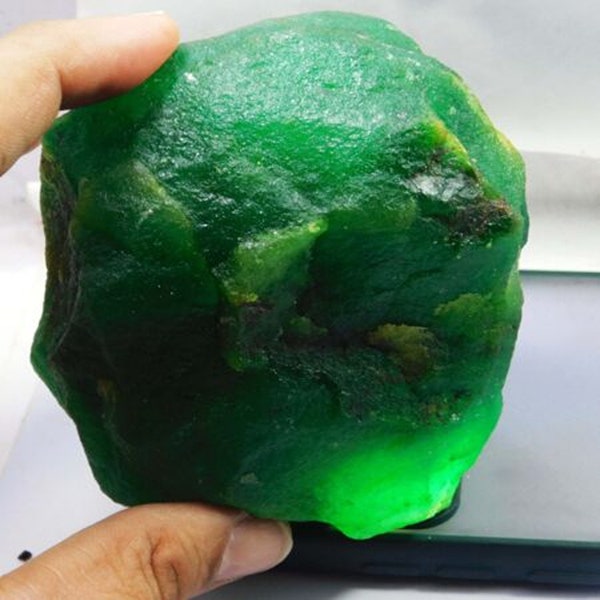 Discover the Amazing Quality: 666 Ct Uncut Green Emerald Rough Certified Natural-Earth Mined from Colombian Mines-A Huge Gemstone Treasure