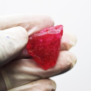 Rubí rojo natural en bruto, 100-1050 quilates. ¡Oferta excepcional! Impresionante rubí crudo, certificado y sin tallar, de aspecto impecable, procedente de África. Piedra preciosa suelta.