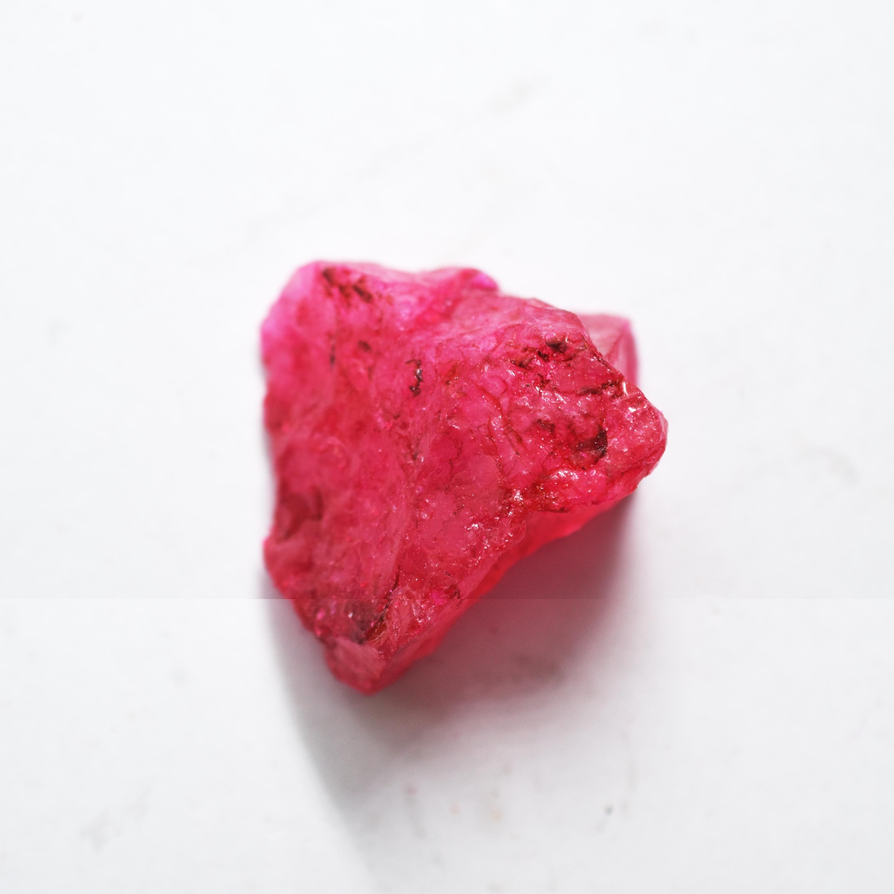 250～310カラットの天然レッドルビー原石 – カットされていない、認定