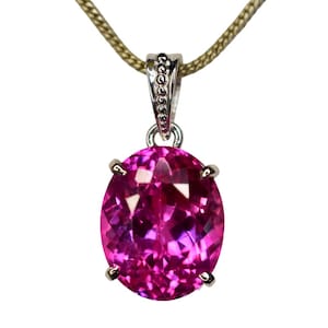 Pingente em Prata de Lei 925 com Rubi Rosa Natural de 30,25 Ct, Gema Oval Única, Certificado como Genuíno. Ideal para Presente de Aniversário para Ela e para Ele.