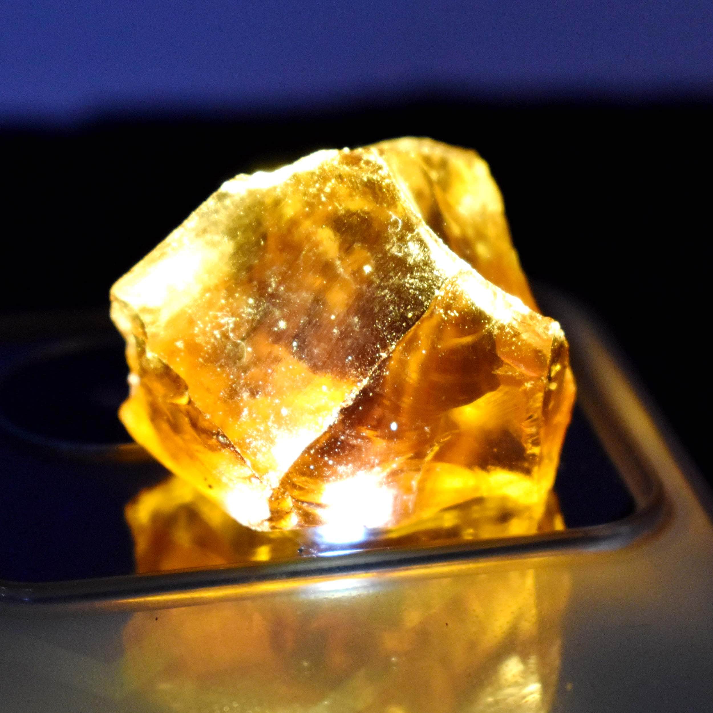 109.90カラットのインペリアルゴールデンストーン - オレンジトパーズ