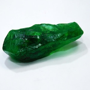 Esmeralda verde natural certificada, con un peso de entre 120 y 175 quilates, en bruto y sin tallar. Envío gratuito con un regalo.