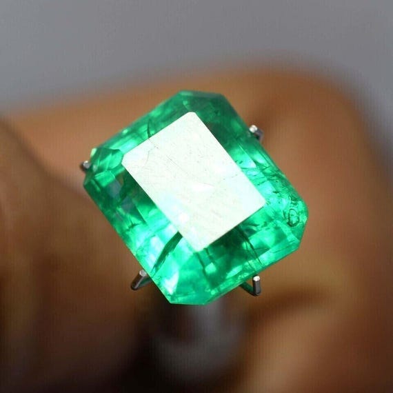 Émeraude Naturelle Verte 8,87 Carats - Certifiée GIL - Origine Colombie - Taille émeraude Excellente