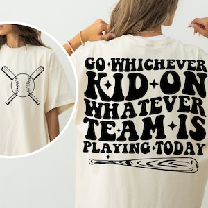 Könnte beinhalten: Ein weißes T-Shirt mit einer schwarzen Baseballgrafik auf der Vorderseite und dem Text "Go whichever kid on whatever team is playing today" auf der Rückseite.