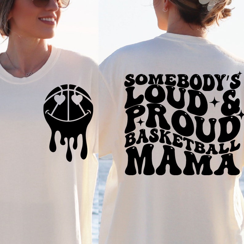 Pu&ograve; includere: Maglietta bianca con una grafica di pallacanestro nera con cuori per gli occhi e il testo "Somebody's Loud & Proud Basketball Mama" sul retro.