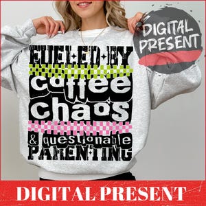 Puede incluir: Sudadera gris con texto negro que dice "Fueled by Coffee Chaos & Questionable Parenting". El texto está rodeado de patrones a cuadros verdes y rosas. El texto está en negrita, con una fuente de bloque.
