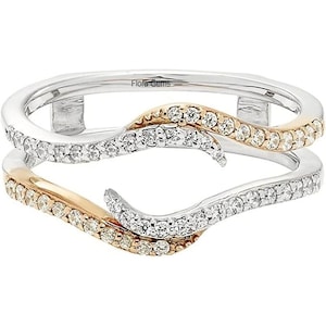 Puede incluir: Un anillo de refuerzo de dos tonos, engastado con diamantes, con un diseño ondulado. El refuerzo está hecho de oro blanco y oro rosa, y presenta una fila de pequeños diamantes a lo largo del borde de cada banda.