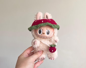Handgefertigtes Set aus Häkelmütze & Tasche für Puppe | Erdbeere, Heidelbeere, Zitrone, Radieschen