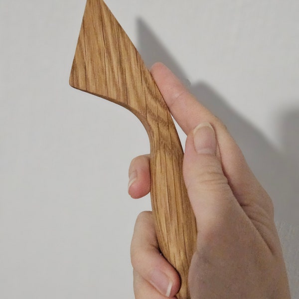 Cuchillo para mantequilla con una bonita forma. Elaborado de forma sostenible a partir de nogal. Donde el diseño y la estética se encuentran con la vida práctica. Más productos por venir.