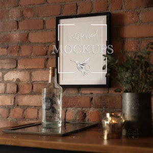 Verticaal frame mockup, bar mockup, poster mockup, pub frame mockup, interieur mockup, frame mockup, PSD Smart Object mockup, cocktail mockup
