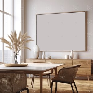 Puede incluir: Una mesa de comedor blanca con cuatro sillas en un comedor moderno. La mesa tiene una tapa blanca y patas de madera. Las sillas son de mimbre y tienen patas de madera. Hay un cuadro grande enmarcado en la pared detr&aacute;s de la mesa. La habitaci&oacute;n tiene una sensaci&oacute;n de luz y aire.