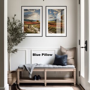 Pode incluir: Um banco de madeira clara com uma almofada cinza e um travesseiro azul. O banco est&aacute; em um corredor com um tapete, uma planta e duas fotos de paisagens emolduradas na parede. O texto "Blue Pillow" est&aacute; escrito em uma superf&iacute;cie branca.