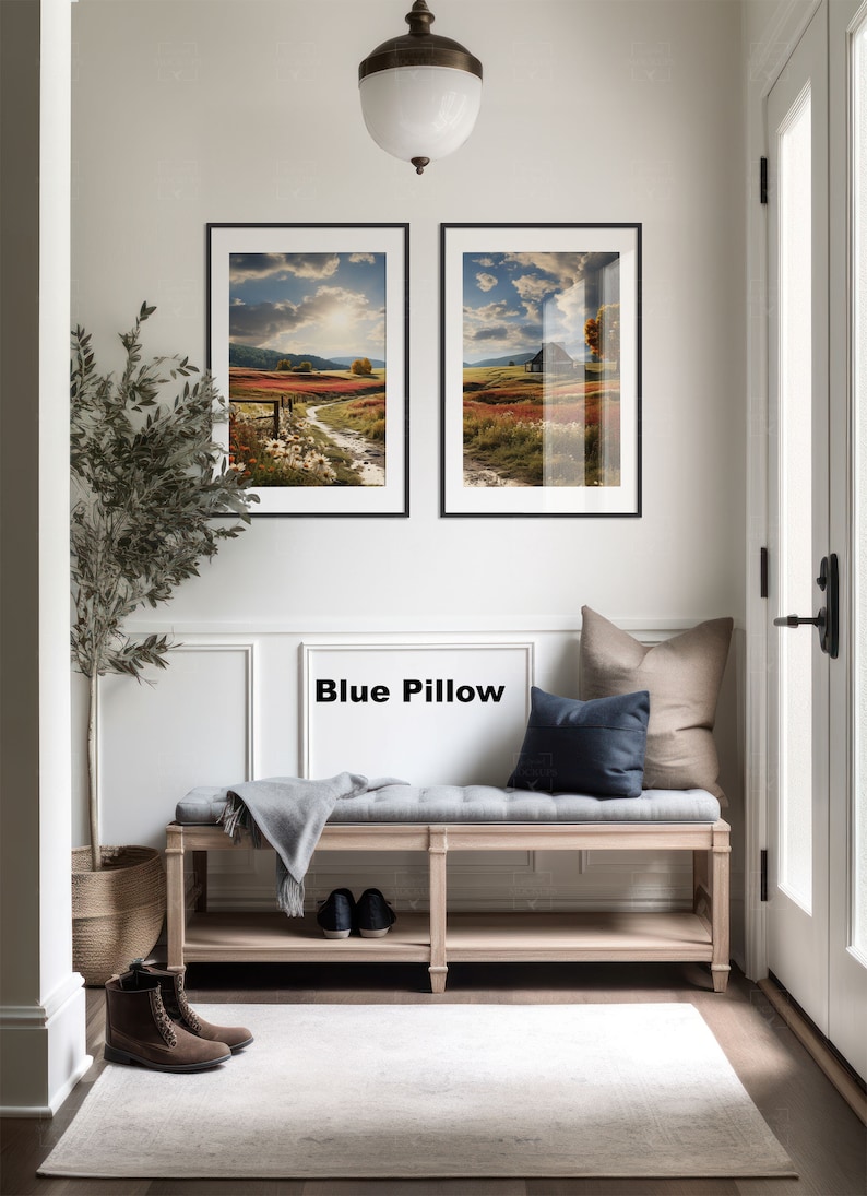 Pode incluir: Um banco de madeira clara com uma almofada cinza e um travesseiro azul. O banco est&aacute; em um corredor com um tapete, uma planta e duas fotos de paisagens emolduradas na parede. O texto "Blue Pillow" est&aacute; escrito em uma superf&iacute;cie branca.
