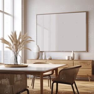 Puede incluir: Una mesa de comedor blanca con cuatro sillas, un cuadro grande enmarcado en la pared y un jarr&oacute;n con hierba de la pampa seca sobre la mesa. Las sillas son de mimbre tejido y tienen un marco de madera natural. La mesa tiene una tapa blanca y una base de madera natural.