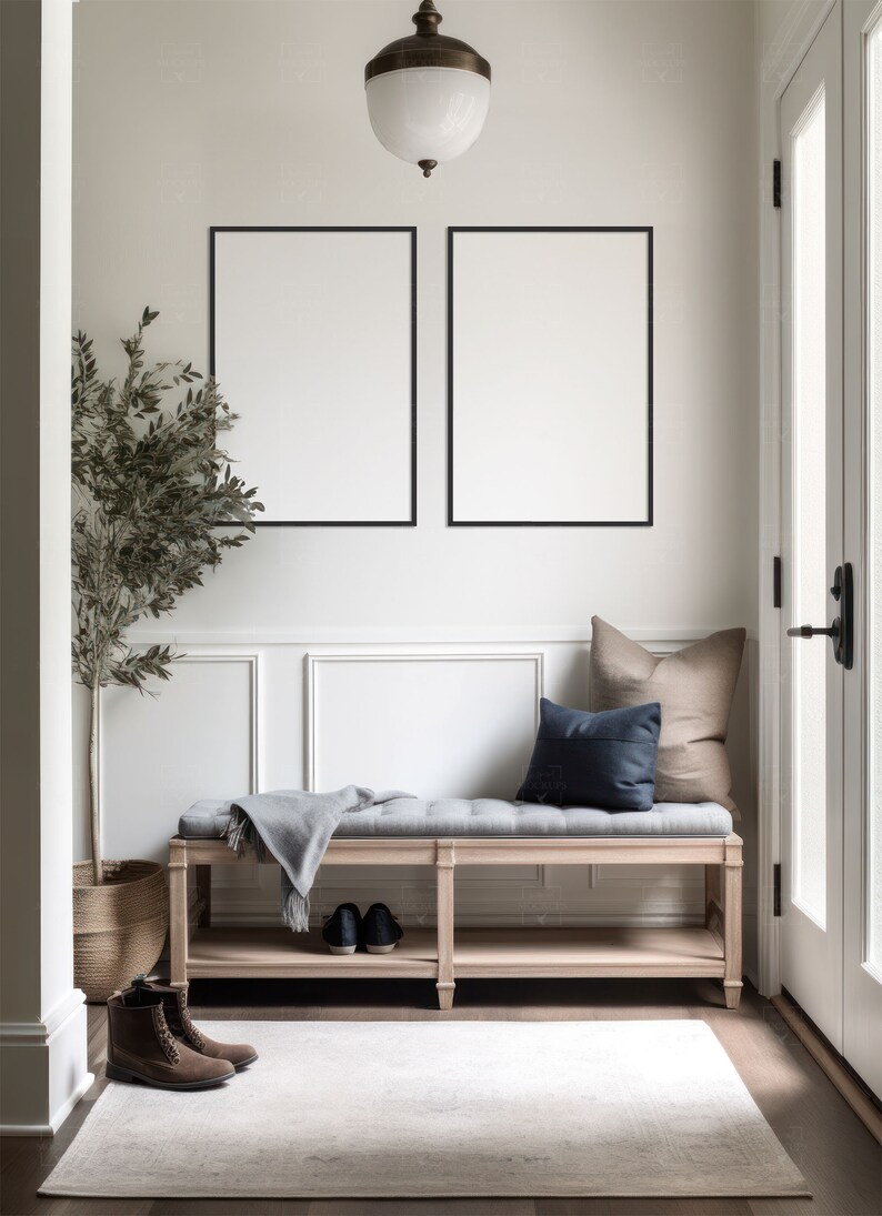 Pode incluir: Um banco de madeira clara com um assento cinza e uma manta. O banco tem uma prateleira embaixo e &eacute; colocado em frente a uma parede branca com duas fotos emolduradas em preto. Uma planta em vaso est&aacute; &agrave; esquerda do banco e um tapete est&aacute; no ch&atilde;o.