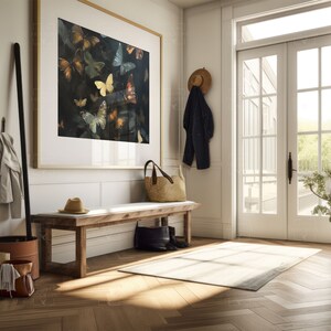 Puede incluir: Un banco de madera con un bolso de paja y una impresi&oacute;n enmarcada de mariposas sobre un fondo oscuro. El banco est&aacute; en un pasillo con una puerta blanca y una pared blanca.