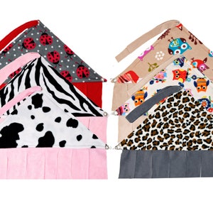 Puede incluir: Conjunto de seis hamacas para mascotas de tela colorida con diferentes patrones, incluyendo mariquitas, cebras, estampado de vaca, búhos y estampado de leopardo. Las hamacas están hechas de tela suave y afelpada y tienen un lazo para colgar para una fácil fijación.