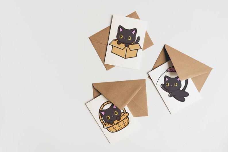 Puede incluir: Tres tarjetas de felicitaci&oacute;n con ilustraciones de gatos negros. Una tarjeta muestra un gato negro en una caja, otra muestra un gato negro en una cesta y la tercera muestra un gato negro jugando con una pluma.