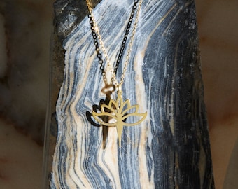 Naszyjnik z kwiatem lotosu ze złota 14K, wisior z kwiatem lotosu, złoty naszyjnik z lotosem, naszyjnik do medytacji, naszyjnik z kwiatem lotosu, prezent dla mamy