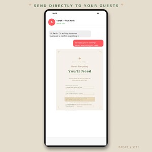 Peut inclure: Un écran de smartphone affiche un échange de messages avec le texte "Hi Sarah! I'm arriving tomorrow just want to confirm everything :)". L'écran affiche également le texte "Here's Everything You'll Need". Le fond est de couleur beige clair.