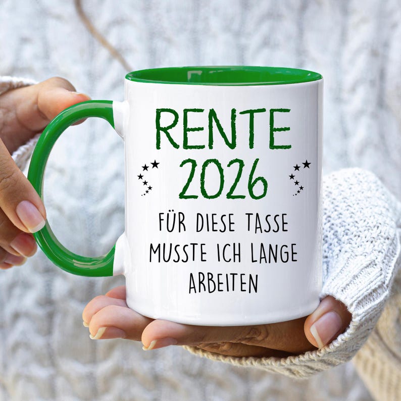 Pu&ograve; includere: Tazza in ceramica bianca con interno e manico verdi. La tazza presenta il testo "RENTE 2026" in verde, insieme alla frase "F&Uuml;R DIESE TASSE MUSSTE ICH LANGE ARBEITEN" in nero. Piccole stelle nere.