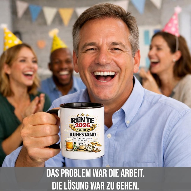 May include: A white coffee mug with a black interior, featuring the text "RENTE 2026 ENDLICH IM RUHESTAND" and various illustrations. The mug is held by a smiling person in a blue shirt, surrounded by other people. The bottom text reads "DAS PROBLEM WAR DIE ARBEIT. DIE L&Ouml;SUNG WAR ZU GEHEN."