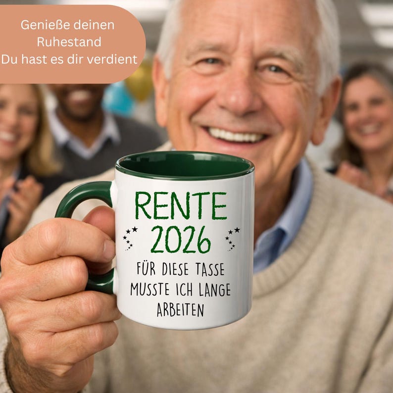 Pu&ograve; includere: Una tazza di ceramica bianca con manico e interno verdi. La tazza presenta le parole "RENTE 2026" in verde, insieme ad altro testo in tedesco. La tazza &egrave; tenuta da una persona che sorride alla fotocamera.