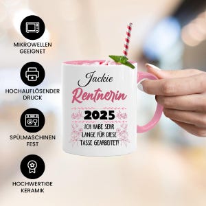 Puede incluir: Taza de cer&aacute;mica blanca con interior y asa rosas. La taza presenta el nombre "Jackie" y la palabra "Jubilada" en rosa, junto con el a&ntilde;o "2025". El texto "&iexcl;TRABAJ&Eacute; TANTO TIEMPO PARA ESTA TAZA!" tambi&eacute;n est&aacute; impreso.