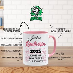 Puede incluir: Taza de cer&aacute;mica blanca con interior y asa rosas. La taza presenta el texto "Jackie Rentnerin 2025" en rosa y negro, junto con dise&ntilde;os florales. La taza es de 312 gramos.