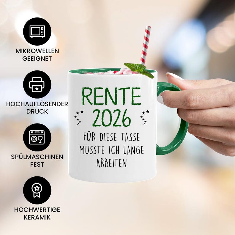 Pu&ograve; includere: Tazza in ceramica bianca con manico e bordo verdi, con la scritta "RENTE 2026" in verde. La tazza riporta anche la scritta "F&Uuml;R DIESE TASSE MUSSTE ICH LANGE ARBEITEN". Una cannuccia a righe rosse e bianche &egrave; nella tazza.