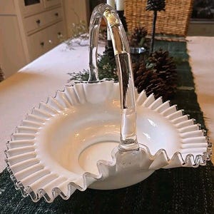 ZELDZAAM! FENTON Taartrand zilveren kuif gegolfde witte melkglazen mand 13"