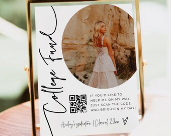 Op de afbeelding: Een goudkleurig frame met de woorden "College Fund" in script. Een cirkelvormige foto van een vrouw in een jurk is te zien. Het bord bevat een QR-code en de tekst: "Als je me wilt helpen, scan dan de code en fleur mijn dag op!"