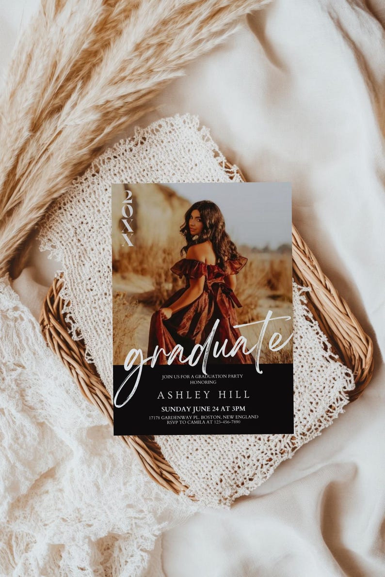 Op de afbeelding: Een uitnodiging voor een afstudeerfeest met een zwart-witte achtergrond. De uitnodiging bevat een foto van een vrouw in een rode jurk en de tekst "graduate" in wit handschrift. De tekst bevat ook de naam "Ashley Hill", de datum "zondag 24 juni om 15:00 uur" en het adres "17178 Gardenway Pl. Boston, New England".