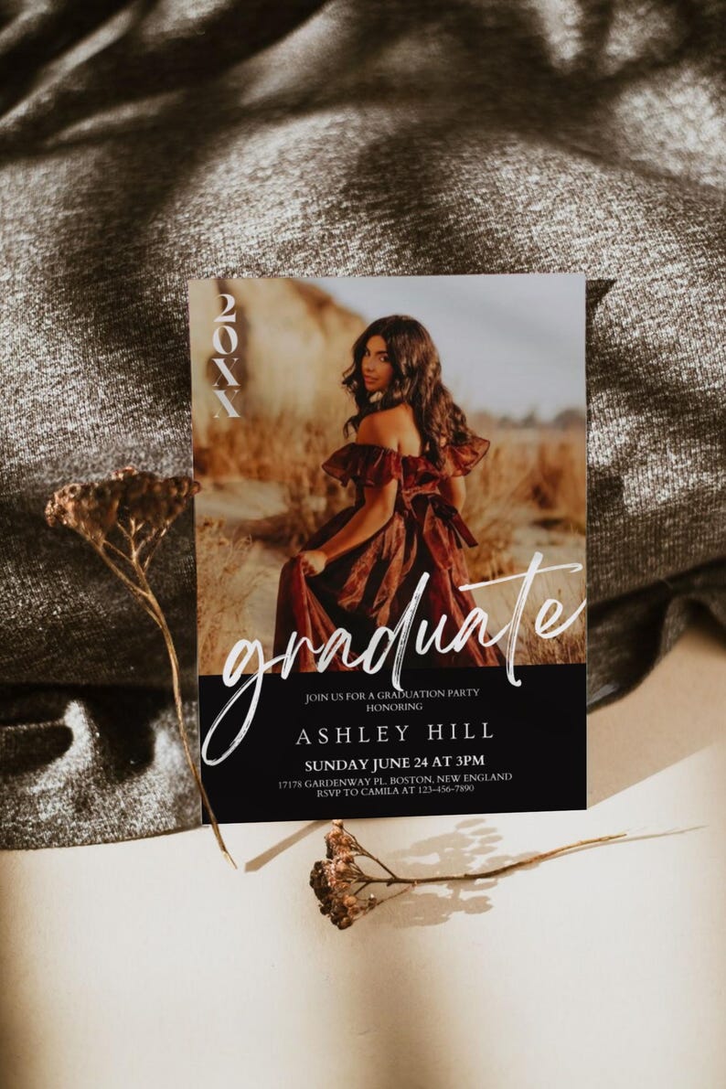 Op de afbeelding: Een zwart-witte uitnodiging voor een afstudeerfeest met een foto van een vrouw in een rode jurk. De tekst op de uitnodiging luidt "graduate", "Join us for a graduation party honoring Ashley Hill", "Sunday June 24 at 3pm", "17178 Gardenway Pl Boston, New England", en "RSVP to Camila at 123-456-7890".