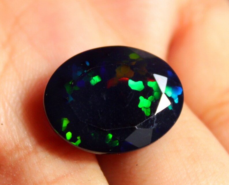 5.60 Carat Gem Grade Black Fire Opal Oval Faceted Ethiopian Welo Opal Taille 13x17x6mm Multi Fire anneau d'opale jeu de feu arc-en-ciel image 2