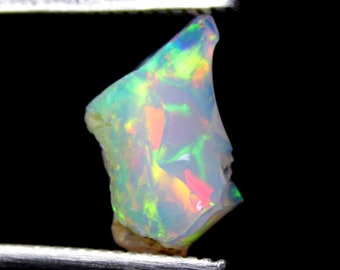 Opale éthiopienne naturelle de qualité la plus rare brute pour la fabrication de bijoux Welo Opal Crystal Octobre Birthstone Minéral brut 8x14x5mm Pendentif opale