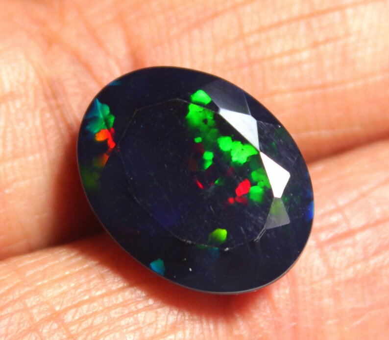 5.60 Carat Gem Grade Black Fire Opal Oval Faceted Ethiopian Welo Opal Taille 13x17x6mm Multi Fire anneau d'opale jeu de feu arc-en-ciel image 5