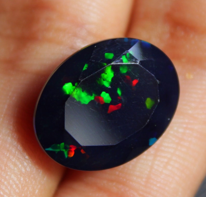 5.60 Carat Gem Grade Black Fire Opal Oval Faceted Ethiopian Welo Opal Taille 13x17x6mm Multi Fire anneau d'opale jeu de feu arc-en-ciel image 6