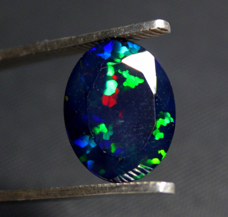 5.60 Carat Gem Grade Black Fire Opal Oval Faceted Ethiopian Welo Opal Taille 13x17x6mm Multi Fire anneau d'opale jeu de feu arc-en-ciel image 3