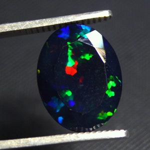 5.60 Carat Gem Grade Black Fire Opal Oval Faceted Ethiopian Welo Opal Taille 13x17x6mm Multi Fire anneau d'opale jeu de feu arc-en-ciel image 4