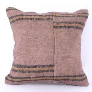 Puede incluir: Una almohada de tiro de rayas marrones y beige con una tela tejida texturizada.