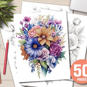 Op de afbeelding: Een stapel kleurboekpagina's met bloemmotieven. De voorpagina toont een kleurrijk boeket met blauwe, oranje en paarse bloemen. Een sticker rechts leest "50 PAGES". Kleurpotloden en een kopje koffie liggen op tafel.