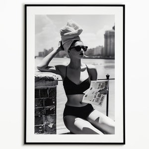 Póster de mujer icónica en bikini y cigarrillo, arte de pared para dormitorio, póster vintage, estética, arte de pared retro de moda, arte de pared, mujer fuerte