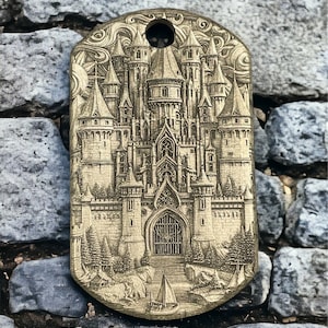 Castle Keep - Collana/Portachiavi con targhetta per cani in ottone con castello medievale inciso
