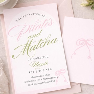 Puede incluir: Una invitación rosa con el texto "Pilates and Matcha" y detalles del evento. La invitación incluye un sobre a juego, una tarjeta en blanco con una ilustración de lazo y está decorada con flores, clips dorados y una taza de matcha.
