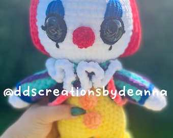 Originele gehaakte dansende clown knuffel – horror clownpop 1990 – handgemaakt klassiek slashercadeau – griezelig amigurumi-verzamelaarsobject