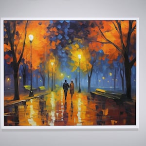 Puede incluir: Una pintura de una pareja caminando de la mano por un camino bordeado de árboles. Los árboles son una mezcla de naranja, amarillo y azul, y el camino está mojado por la lluvia. La pareja está silueteada contra la luz de las farolas.